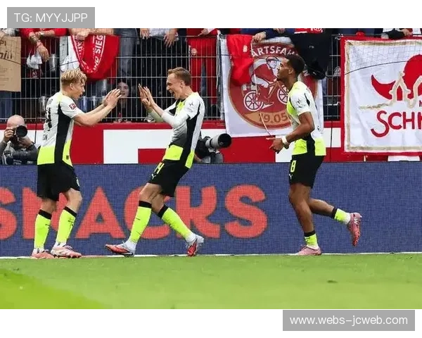 法兰克福主场全面压制门兴,控球率44%却高效打入三球 法兰克福主场全面压制门兴,控球率44%却高效打入三球